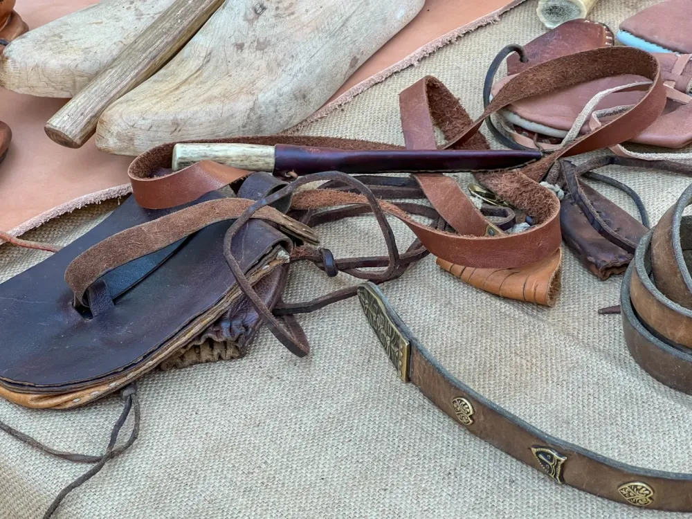 Collier anglais en cuir de couleur noire